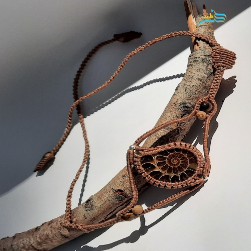 خرید، قیمت و مشخصات گردنبند چلچله محصولی 2 کاره دست ساز با جنس نخ موم زده و سنگواره ی آمونیت | هنرظریف