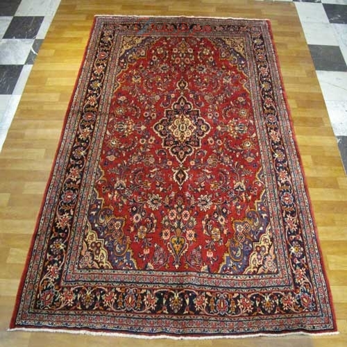 مشخصات کامل فرش دستباف لاله جين همدان طرح لچک و ترنج سایز قالي رنگ زمینه لاكي رنگ حاشیه سرمه اي کد 39043 - هنرظریف