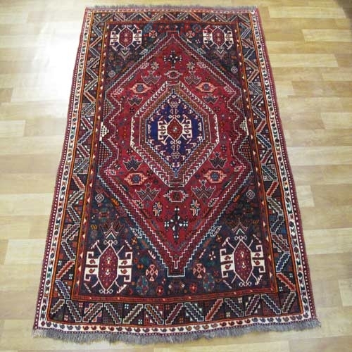 مشخصات،  قیمت و خرید فرش دستباف شيراز طرح لچک و ترنج سایز ذرع و نيم رنگ زمینه لاكي رنگ حاشیه سرمه اي | هنرظریف