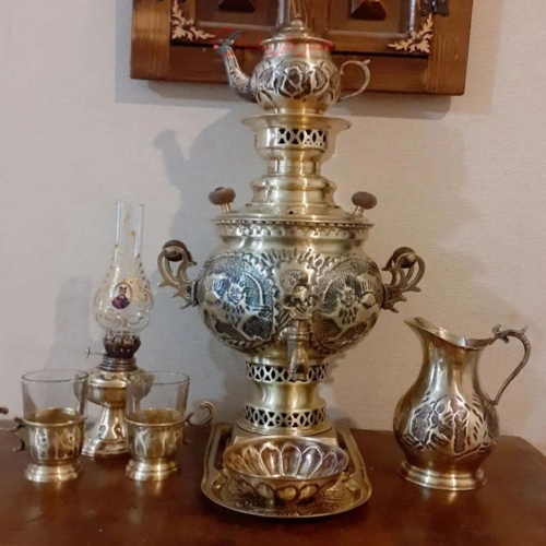 خرید، قیمت و مشخصات سماور زغالی برنجی 3 لیتری همراه با سرویس 8 پارچه سنگین وزن به قیمت تولیدی | هنرظریف