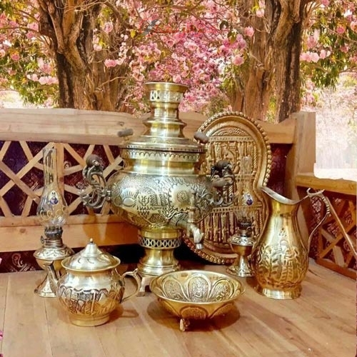 خرید، قیمت و مشخصات سماور زغالی برنجی 6 لیتری همراه با سرویس کامل 5 تکه، سنگین وزن به طور مستقیم از تولیدی | هنرظریف