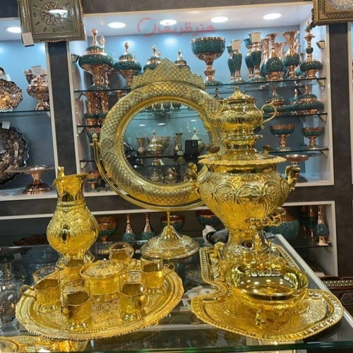 خرید، قیمت و مشخصات سماور برقی 6 لیتری قلمزنی، روکش آب طلا آب به همراه کاسه بشقاب قلم اعلاء | هنرظریف