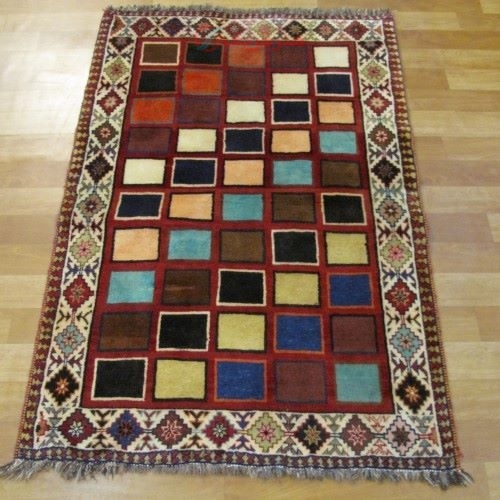 خرید آنلاین، فرش دستباف گبه طرح شطرنجي سایز ذرع و نيم رنگ زمینه الوان رنگ حاشیه كرم کد ۳۹۹۵۵ | هنرظریف