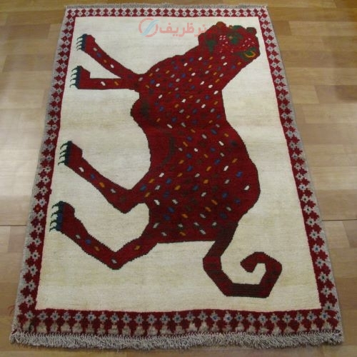 خرید آنلاین، فرش دستباف گبه نوبافت طرح عکس شیر سایز ذرع و نيم رنگ زمینه كرم رنگ حاشیه لاكي کد ۳۹۹۶۶ | هنرظریف