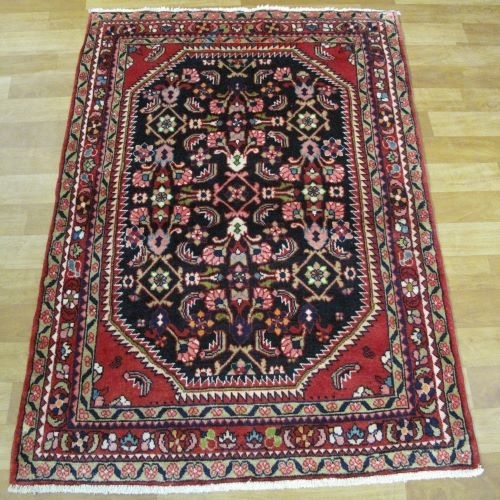 خرید آنلاین، فرش دستباف ليليان طرح ماهي سراسر سایز ذرع و نيم رنگ زمینه سرمه اي رنگ حاشیه لاكي کد ۴۰۰۲۱ | هنرظریف