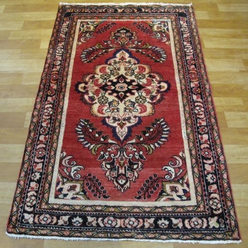 خرید آنلاین، فرش دستباف ليليان طرح لچک و ترنج سایز ذرع و نيم رنگ زمینه لاكي رنگ حاشیه سرمه اي کد ۴۰۰۲۳ | هنرظریف