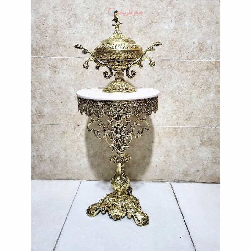 مشخصات، میز تلفن پایه سه رخ تاجدار جنس آلیاژ آلومینیوم، قطر 40، آبکاری برنج با رنگ ثابت، محصول اصفهان  | هنرظریف