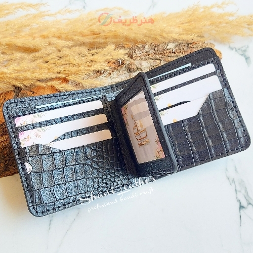 خرید، قیمت و مشخصات کیف پول جیبی دستدوز و دستساز سه لَت، اجرا شده با چرم گاوی با ظرفیت 8 جای کارت و جای اسکناس_ هنرظریف | هنرظریف