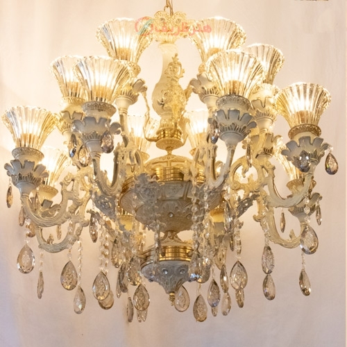 خرید، قیمت و مشخصات لوستر با بدنه طلایی و سفید و سر شاخه طرح گل شیپوری کار درجه یک و زیبا - هنرظریف