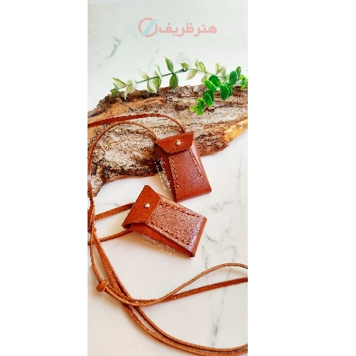 خرید، قیمت و مشخصات گردن آویز چرم طبیعی دستساز با دوخت با دوام و دارای رنگبندی و طراحی متنوع - هنرظریف