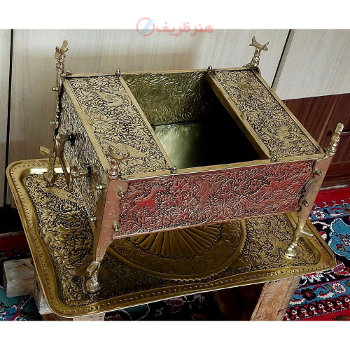 منقل زغالی برنجی قلم‌زنی گل و مرغ سیاه‌شده ۳۰×۴۰