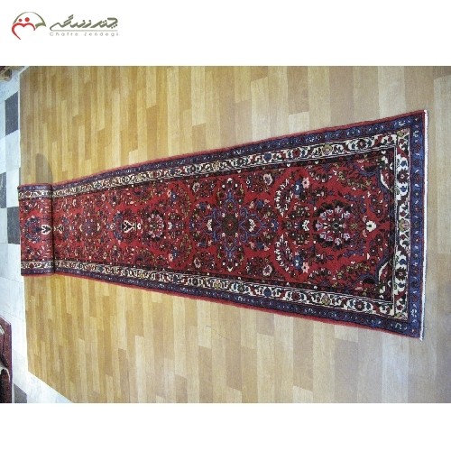 خرید آنلاین، فرش کناره همدان دستبافت کد 39021 در طرح گلدان با زمینه لاکی رنگ و تراکم بالا، دارای ضمانت نامه، زیر قیمت بازار | هنرظریف