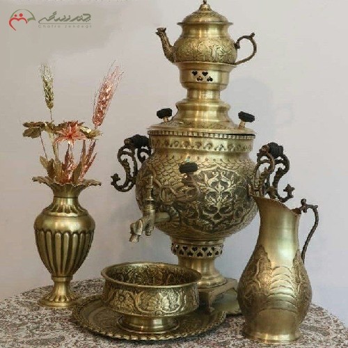 خرید آنلاین،سرویس سماور ذغالی برنجی 6 لیتری تبریز، طرح توپی با دو جام روسی و دسته های توری، قلم زنی شده، زیر قیمت بازار | هنرظریف