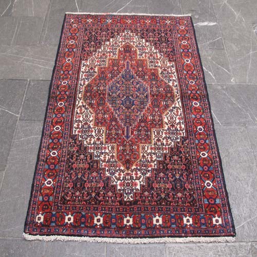 فرش دستبافت + مشخصات کامل فرش دستباف سنندج طرح لچک و ترنج سایز ذرع و نيم رنگ زمینه كرم رنگ حاشیه لاكي کد ۳۸۷۳۳ - هنرظریف