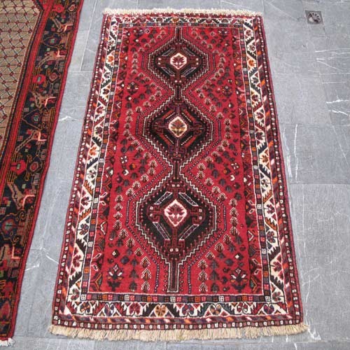 فرش دستبافت - قیمت و خرید فرش دستباف شيراز طرح ۳ ترنج سایز ذرع و نيم رنگ زمینه لاكي کد ۳۸۴۲۹ - هنرظریف