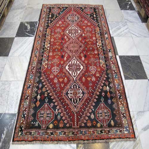 خرید و قیمت - فرش دستباف شيراز طرح ۵ ترنج سایز پرده اي رنگ زمینه لاكي رنگ حاشیه كرم کد ۳۸۶۲۰ - هنرظریف