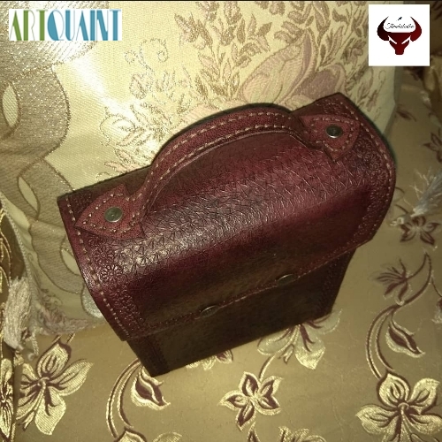 کیف یکطرفه چرمی، حکاکی شده و دست رنگ، سیار مقاوم و بادوام