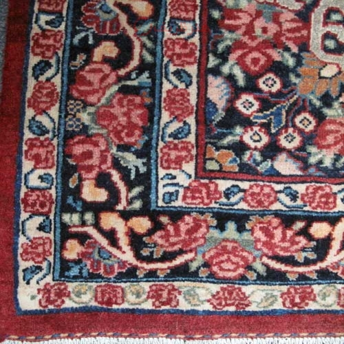 فرش دستباف بيجار طرح لچک و ترنج سایز قاليچه رنگ زمینه لاكي رنگ حاشیه سرمه اي کد ۳۹۰۰۵