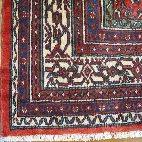 فرش دستباف بي بيک آباد همدان طرح لچک و ترنج سایز قالي رنگ زمینه لاكي رنگ حاشیه كرم کد ۳۹۰۳۵