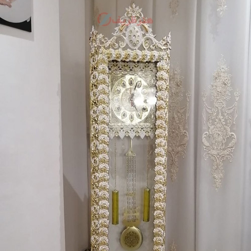 ساعت ایستاده ویترینی، رنگ سفید طلایی جنس آلیاژ آلومنیوم آبکاری برنز، محصول اصفهان