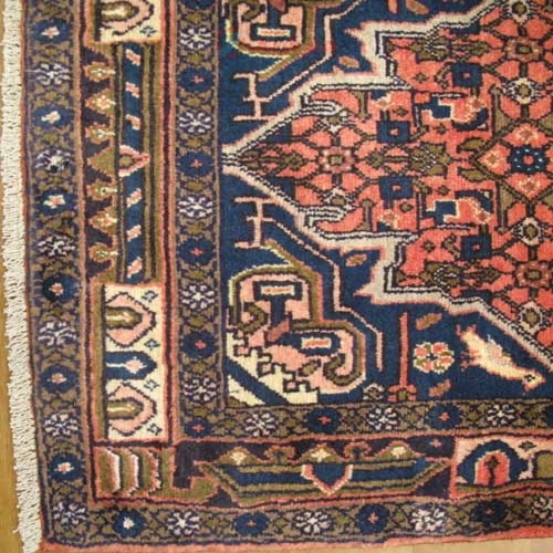 فرش دستباف سنقر طرح سراسر سایز كناره رنگ زمینه دوغي / روناسي در دوغ رنگ حاشیه سرمه اي کد ۳۹۱۱۹