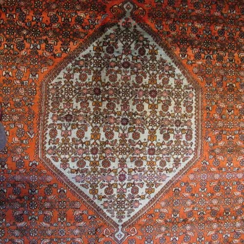 فرش دستباف بيجار طرح ترنجي ماهي سایز قالي رنگ زمینه نارنجي رنگ حاشیه سرمه اي کد ۳۹۱۹۱