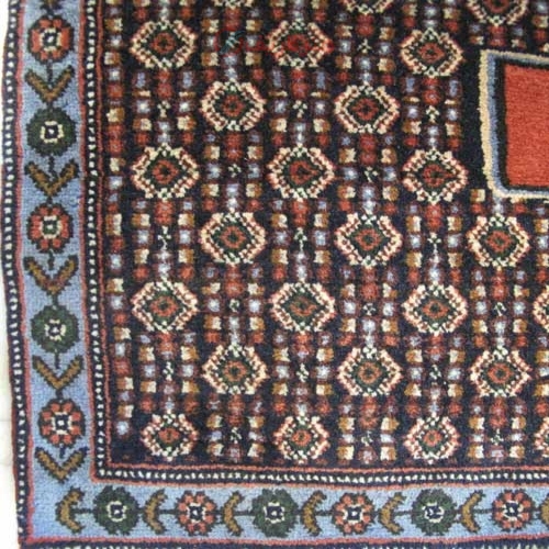 فرش دستباف سنندج طرح ۹ ترنج سایز كناره رنگ زمینه لاكي رنگ حاشیه آبي کد ۳۹۲۰۱