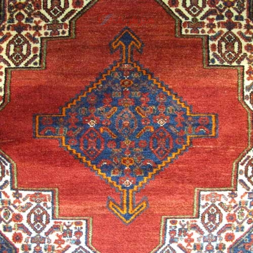 فرش دستباف سنندج طرح لچک و ترنج سایز قاليچه رنگ زمینه لاكي رنگ حاشیه لاكي کد ۳۹۲۵۹