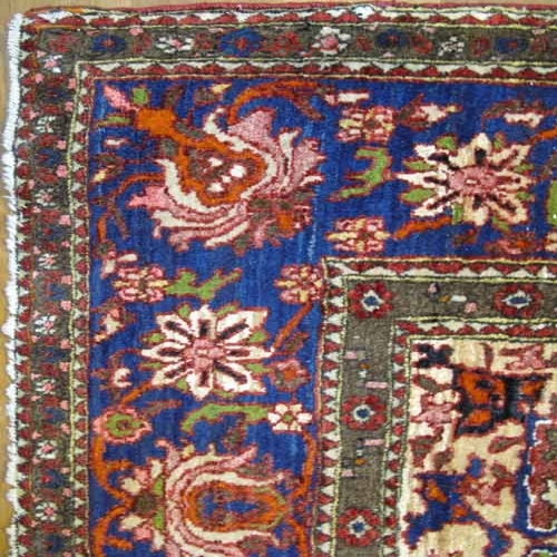 فرش دستباف مبارکه طرح لچک و ترنج سایز قاليچه رنگ زمینه لاكي رنگ حاشیه سرمه اي کد ۳۹۳۶۱