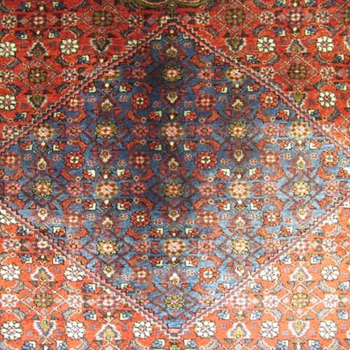 فرش دستباف بيجار طرح ترنجي ماهي سایز قالي رنگ زمینه لاكي رنگ حاشیه لاكي کد ۳۹۴۳۴