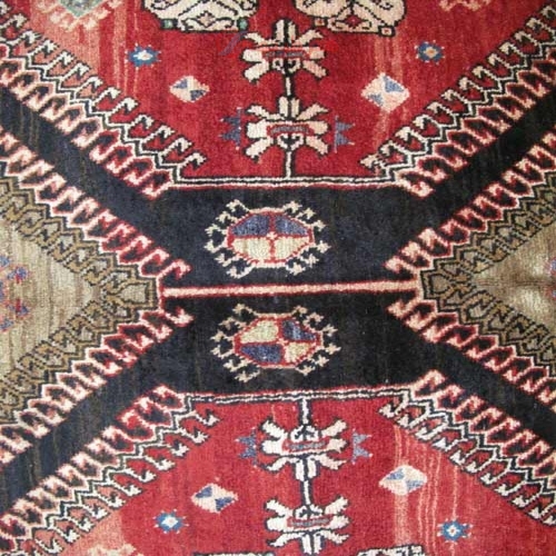 فرش دستباف لري طرح ۲ ترنج سایز قاليچه رنگ زمینه لاكي رنگ حاشیه كرم کد ۳۹۴۴۹