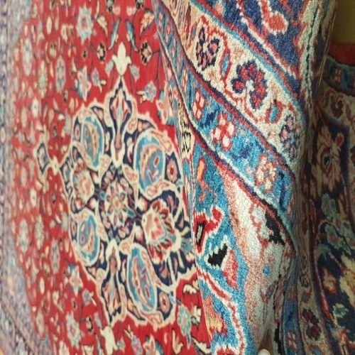 فرش دستباف ساروق طرح لچک و ترنج سایز پرده اي رنگ زمینه لاكي رنگ حاشیه سرمه اي کد ۳۹۵۳۴