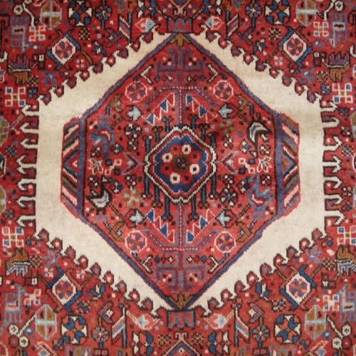 فرش دستباف قرجه طرح ۳ ترنج سایز قاليچه رنگ زمینه لاكي رنگ حاشیه سرمه اي کد ۳۹۵۵۲