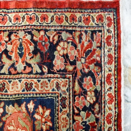 فرش دستباف محلی اراک طرح لچک و ترنج سایز قالي رنگ زمینه لاكي رنگ حاشیه سرمه اي کد ۳۹۷۵۲