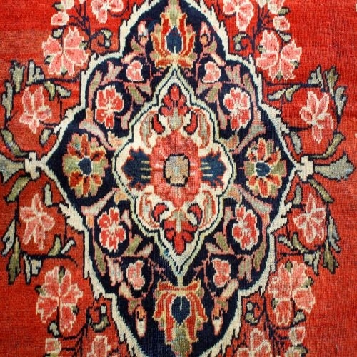 فرش دستباف محلی اراک طرح لچک و ترنج سایز قالي رنگ زمینه لاكي رنگ حاشیه سرمه اي کد ۳۹۷۵۲