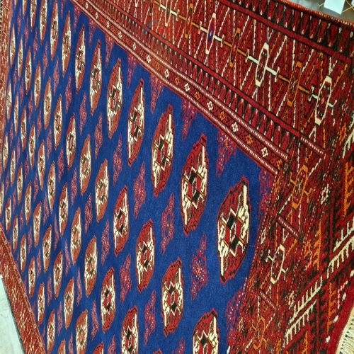 فرش دستباف ترکمن ۵۰ ساله درحدنو طرح قابي سایز قالي رنگ زمینه سرمه اي رنگ حاشیه لاكي کد ۳۹۷۵۹