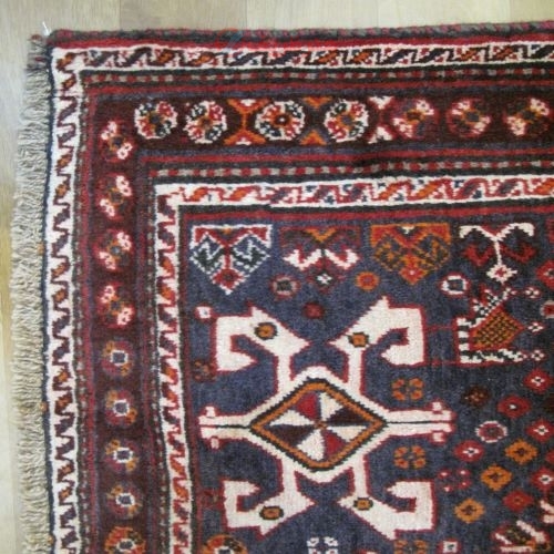 فرش دستباف شيراز ترکباف طرح لچک و ترنج سایز پرده اي رنگ زمینه لاكي رنگ حاشیه قهوه اي کد ۳۹۸۰۱