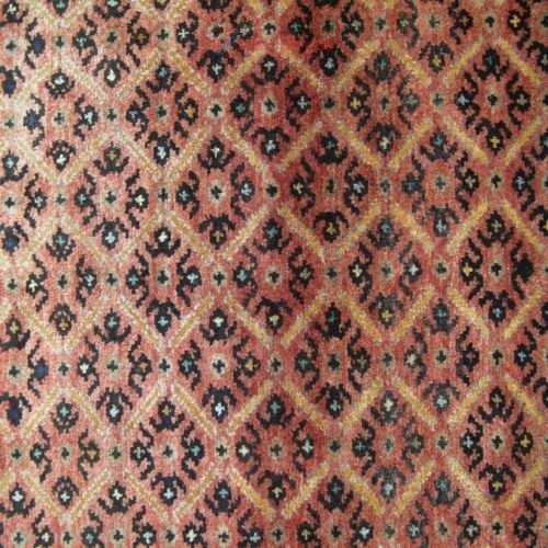 فرش دستباف طالقان طرح بندي سایز هفت چارک رنگ زمینه لاكي رنگ حاشیه سرمه اي کد ۳۹۸۰۳