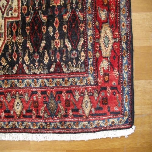 فرش دستباف سنندج طرح لچک و ترنج سایز قاليچه رنگ زمینه كرم رنگ حاشیه لاكي کد ۳۹۸۵۰