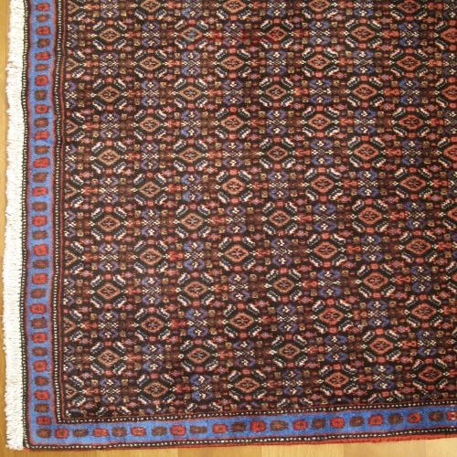 فرش دستباف سنندج طرح ماهي سراسر سایز كناره رنگ زمینه سرمه اي رنگ حاشیه آبي کد ۳۹۹۹۷