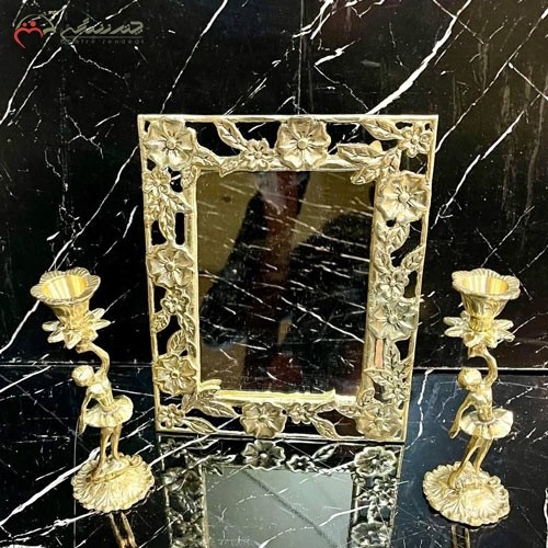 آینه و شمعدان برنزی سه تیکه کد 22 طرح زیبای گل یاس برجسته طلایی رنگ