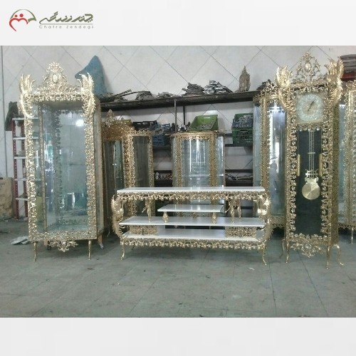 سرویس کامل عروس شامل آینه کنسول، ویترین، ساعت و میز تلویزیون از جنس برنز در رنگ طلایی