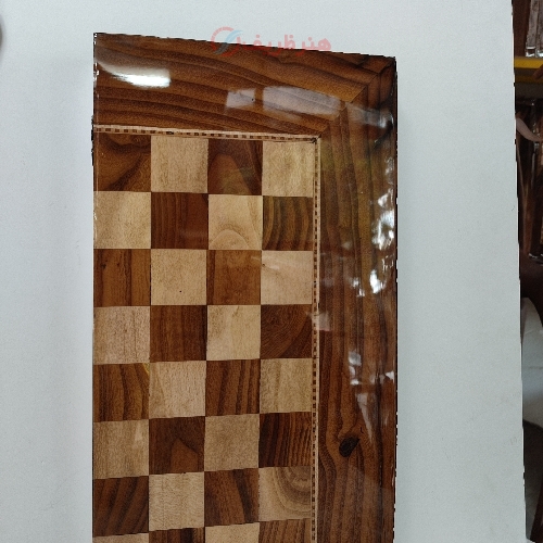 تخته نرد و شطرنج چوب گردو طرح یک دستِ آستین سرخود دور کنده کاری