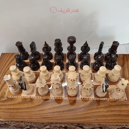 مهره شطرنج چوبی خراطی شده و سوخته کاری شده با روکش پلی استر درجه 1 - هنرظریف