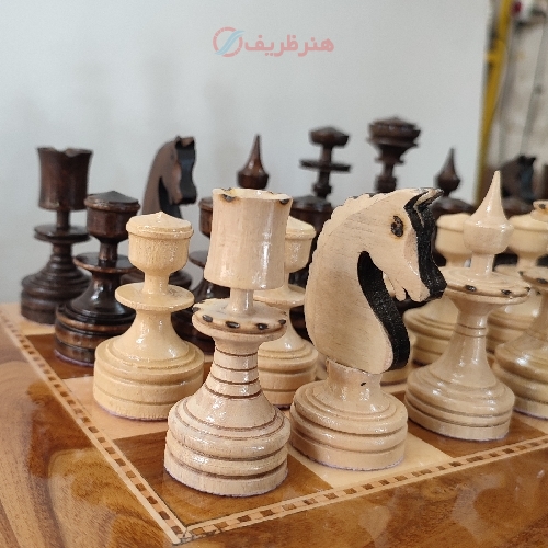 مهره شطرنج چوبی خراطی شده و سوخته کاری شده با روکش پلی استر درجه 1