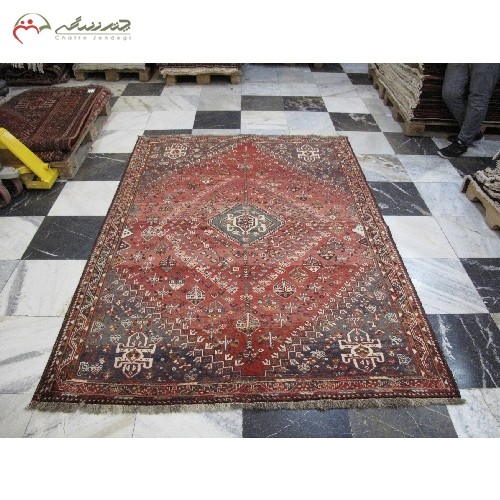 قالیچه ی دستبافت شیراز کد 40089  با زمینه ی لاکی و حاشیه های قهوه ای با تقارن رنگ عالی، طرح لچک و ترنج