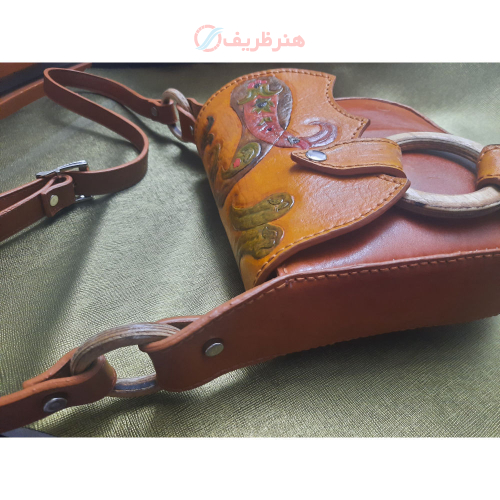 کیف دوشی زنانه چرمی با طرح حکاکی سنتی و هنری