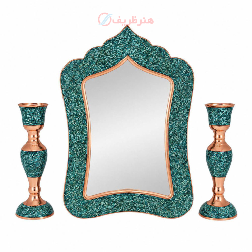 نمای کامل از آینه ۵۰ سانتی و دو شمعدان ۲۵ سانتی در کنار هم، با فیروزه‌کوبی درخشان روی برنج.
