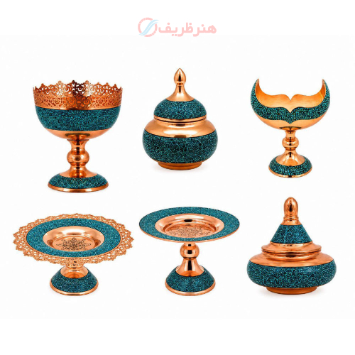 نمای ماکرو از نقوش قلم‌زنی و فیروزه‌کوبی روی بشقاب و قندان با کیفیت بالا.