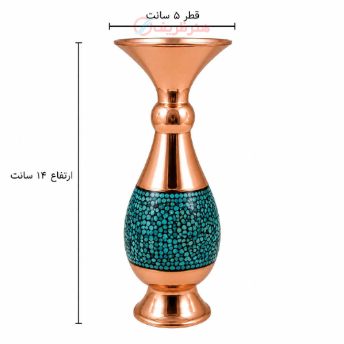 نمای کامل از گلدان دکوراتیو با فیروزه‌کوبی درخشان روی بدنه مسی، نمایش فرم و ارتفاع آن.